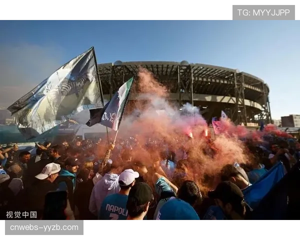 那不勒斯主场对阵乌迪内斯，看台出现巨型Tifo致敬马拉多纳
